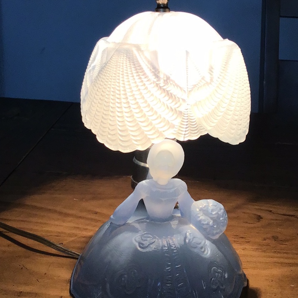 Vintage collectible L.E. Smith "Southern Belle" boudoir lamp. - Picture 2 of 13